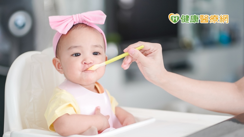 嬰幼兒副食品怎麼開始？　兒科醫提醒建議與禁忌