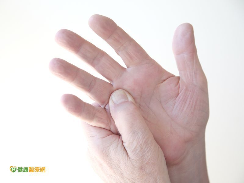 手指出現退化性關節炎　 熱敷可緩解疼痛